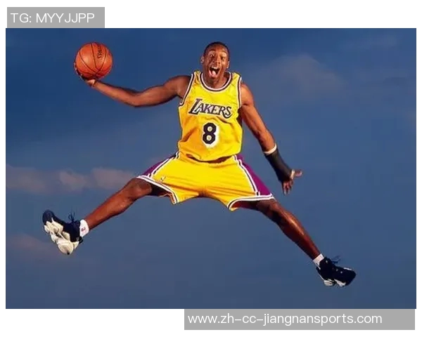 尼克斯新秀科勒克致敬科比与冠军奖杯合影展现传奇风范